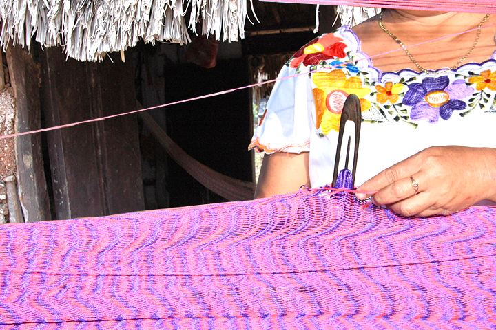 メキシカンハンモックを編む女性